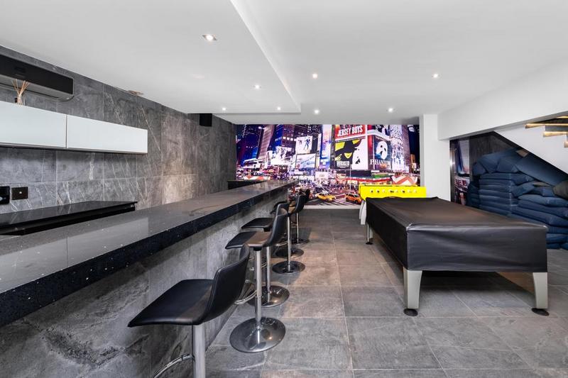 7 Bedroom Property for Sale in Bantry Bay Western Cape